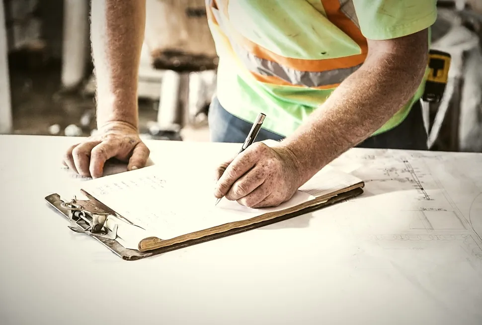 Técnico anotando sobre un plano